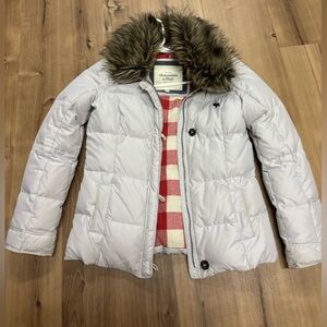 Abercrombie & Fitch Light Cream Gray Puffer Jacket with Faux Fur Trim. NWOT!!🧥